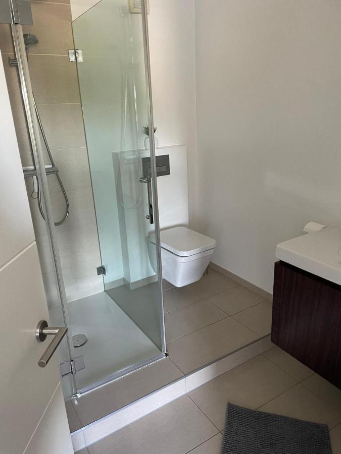 Badezimmer mit Dusche
