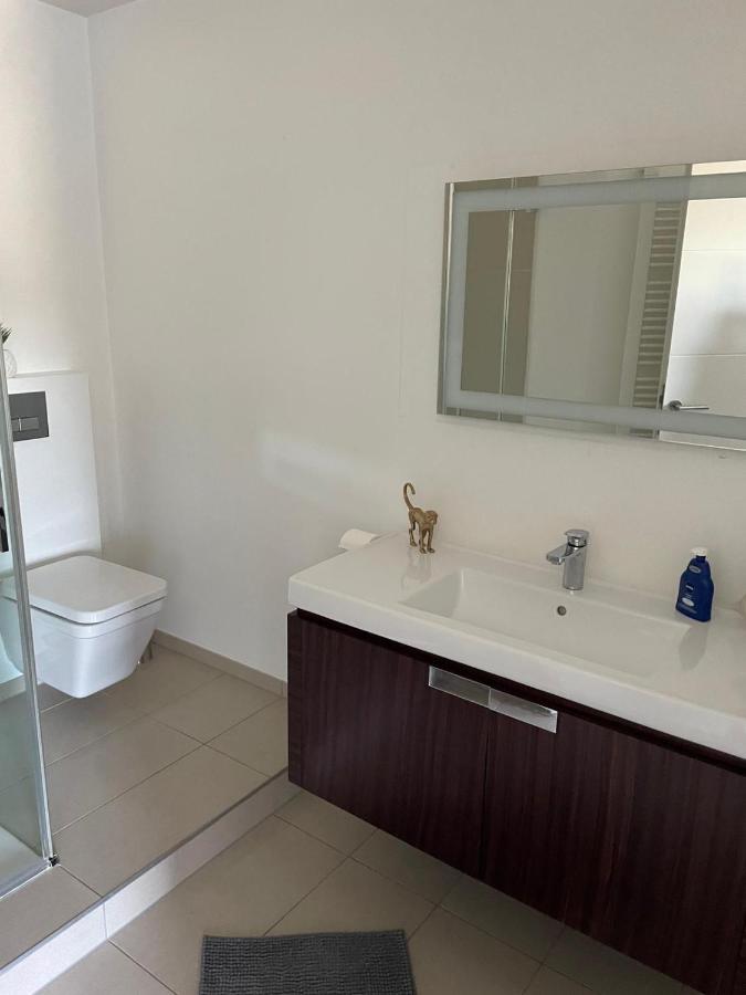Badezimmer mit Waschbecken und WC