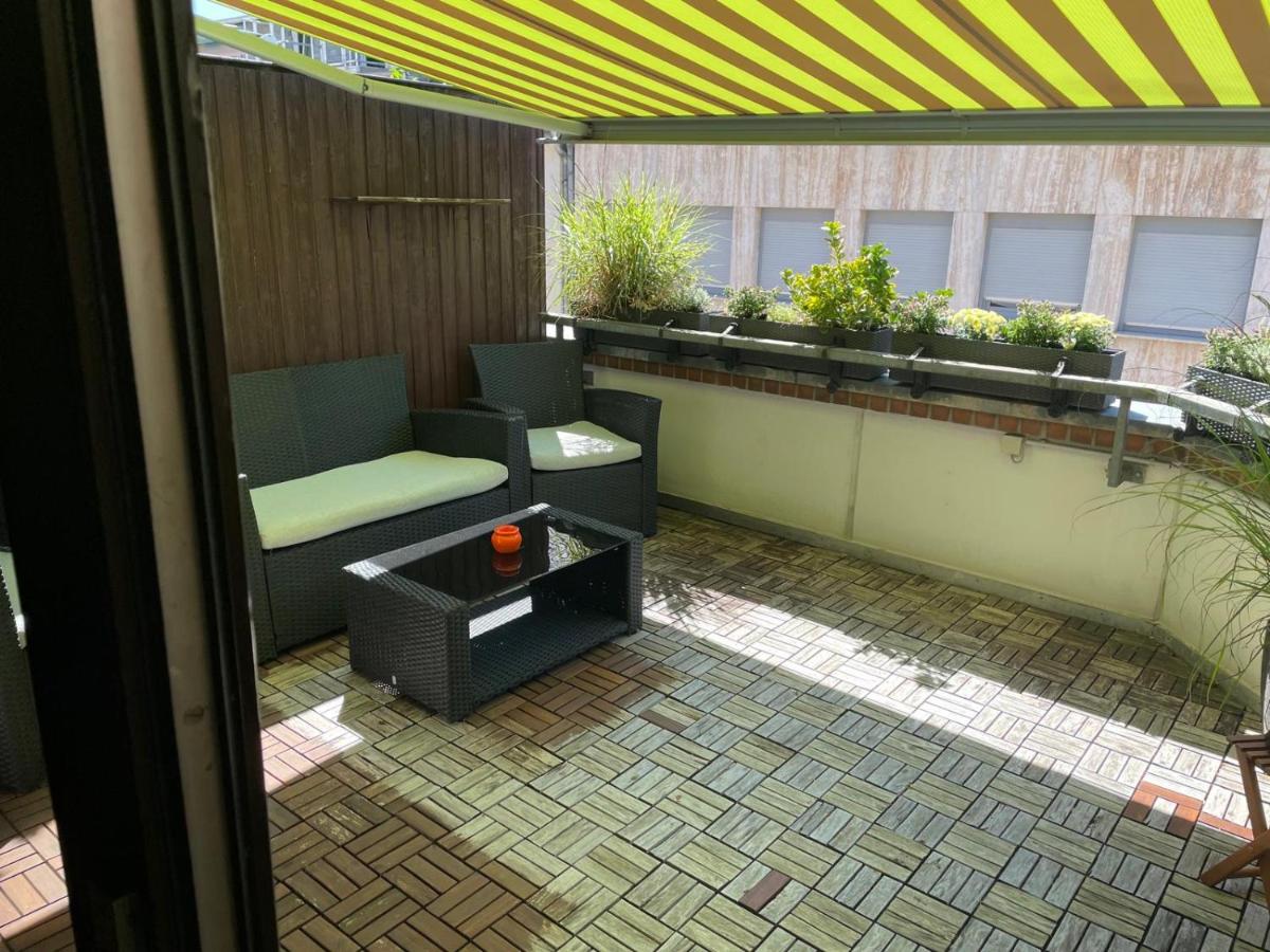 Dachterrasse mit Sitzbank und Pflanzen