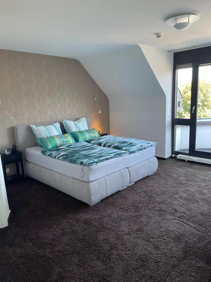 Schlafzimmer mit Doppelbett