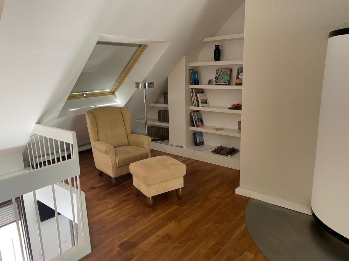 Wohnbereich mit Treppe zur zweiten Ebene
