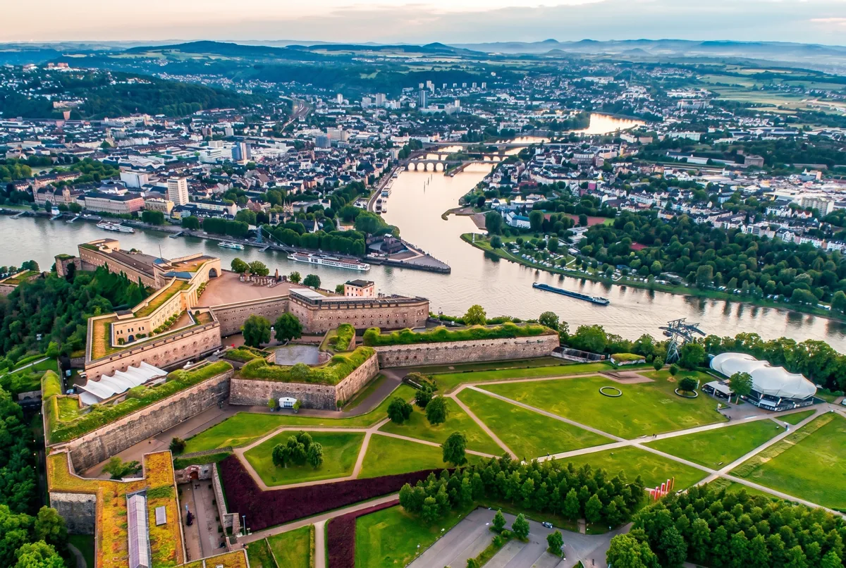 Festung Ehrenbreitstein über dem Rhein mit Blick auf Koblenz und das Deutsche Eck